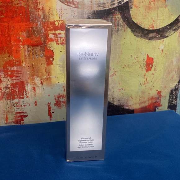 Estee Lauder RE-NUTRIV ULTIMATE LIFT REGENERATING YOUTH TREATMENT LOTION - Picture 2 of 7